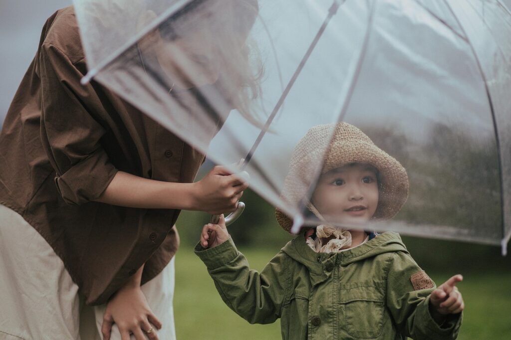 Giornata multisensoriale: il nostro cammino verso l’asilo sotto la pioggia mother, daughter, umbrella, outdoors, rain, parent, baby, child, people, family, love, nature, closeup